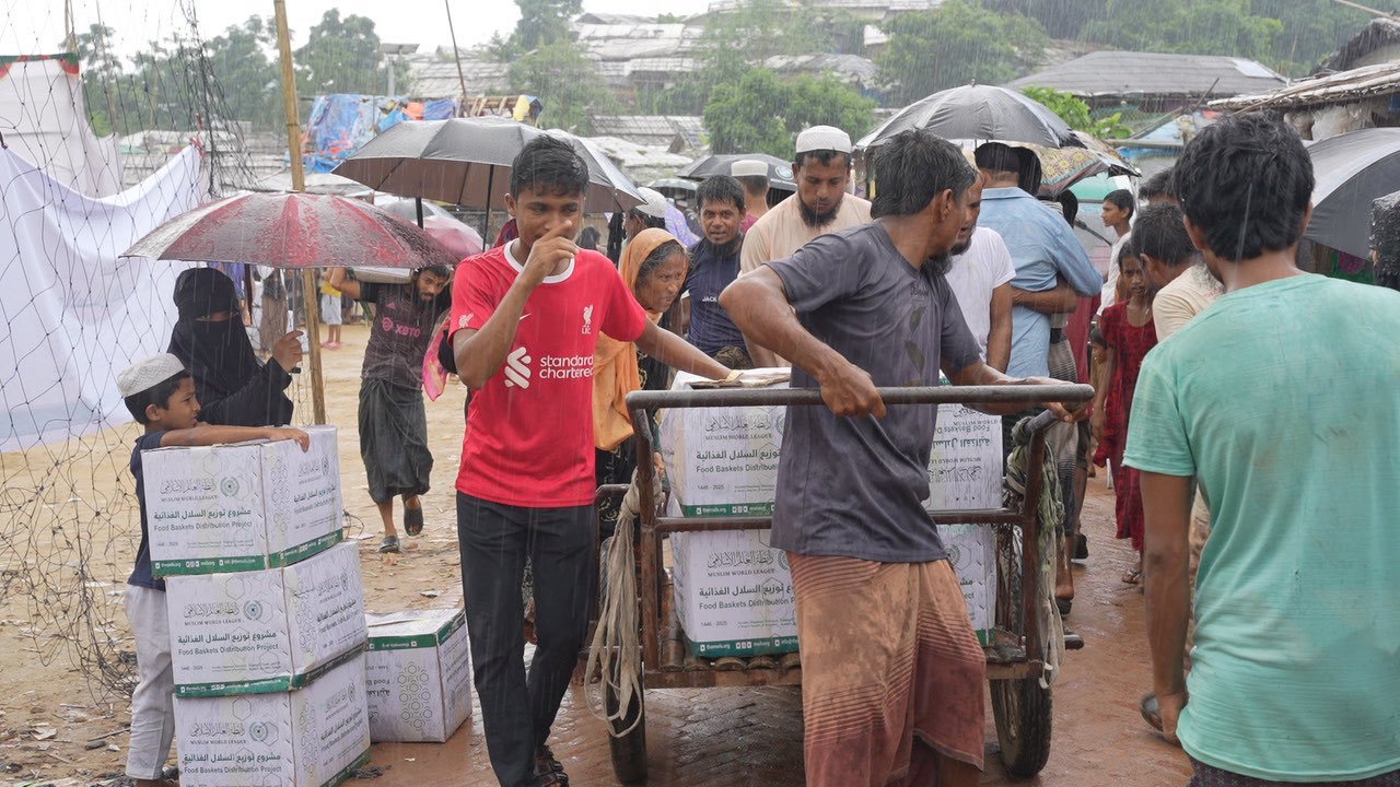 La Ligue islamique mondiale a achevé la distribution de paniers alimentaires aux déplacés forcés Rohingyas, couvrant ainsi les besoins alimentaires de base à des milliers de bénéficiaires