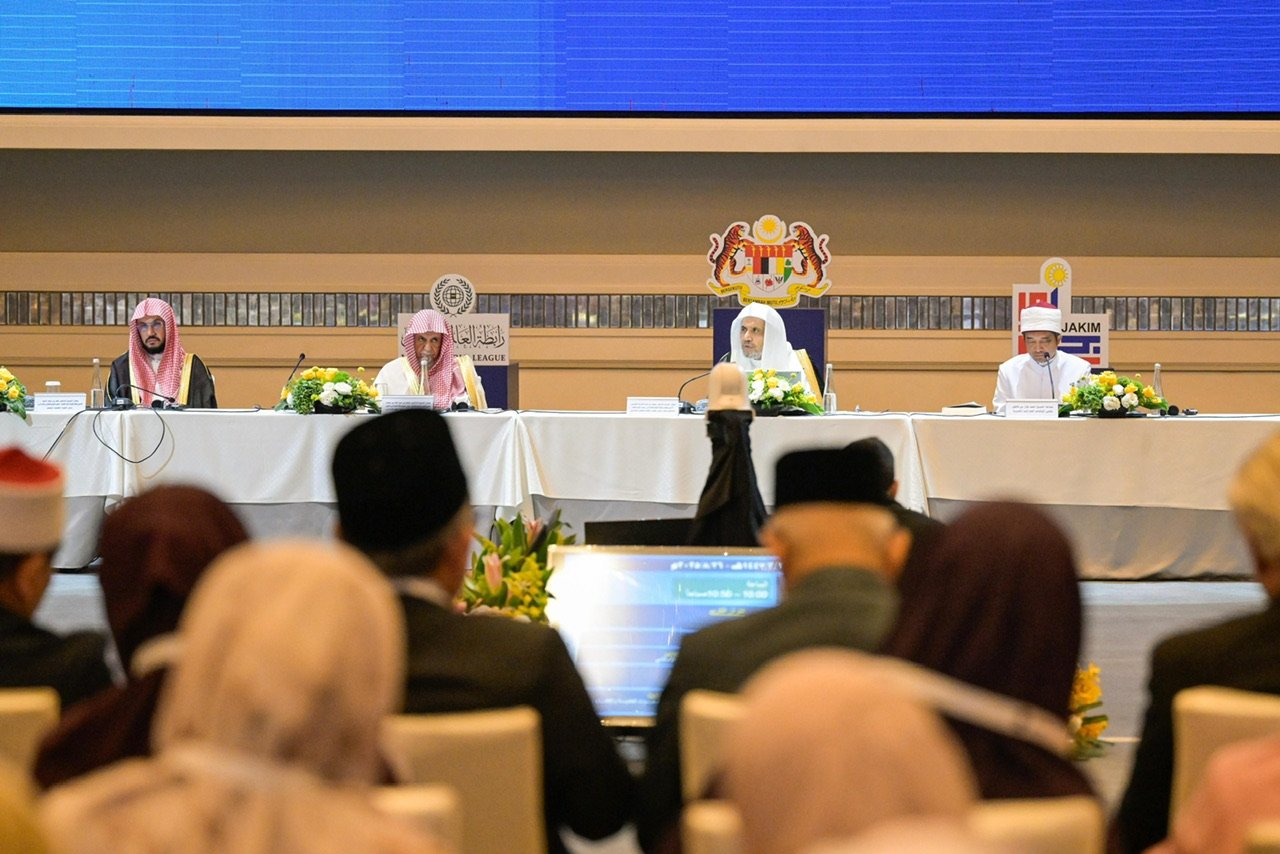 As part of the First Forum for Fiqh Scholars: “Teaching Islamic Fiqh and Cultivating the Faqih: Guiding Principles and Frameworks,” prominent fiqh scholars of the Ummah convene in Malaysia under the umbrella of the Islamic Fiqh Council, affiliated with the Muslim World League.