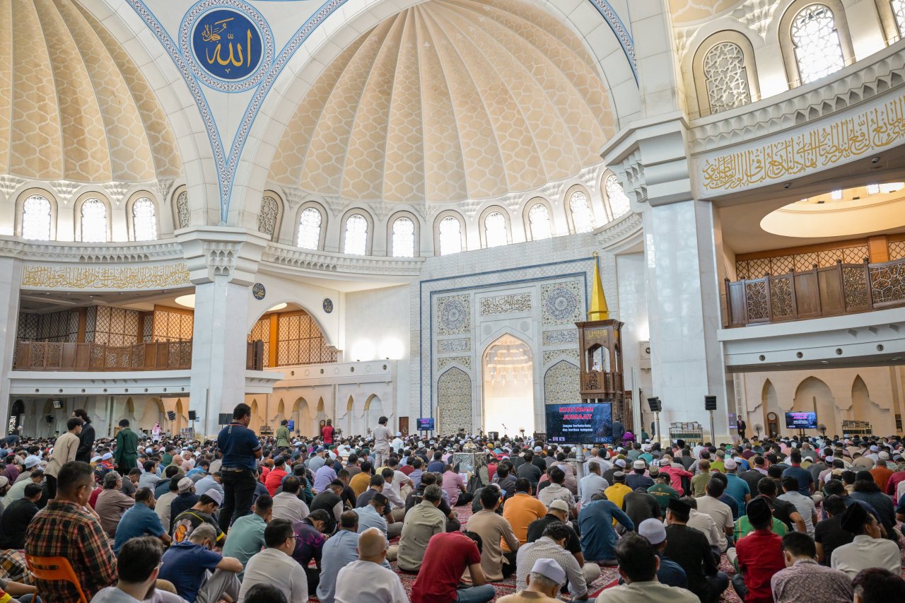Scenes from the Friday sermon delivered by H.E. Sheikh Dr. Mohammed Alissa, Secretary-General of the Muslim World League (MWL) and Chairman of the Organization of Muslim Scholars, from the pulpit of the largest mosque in Kuala Lumpur