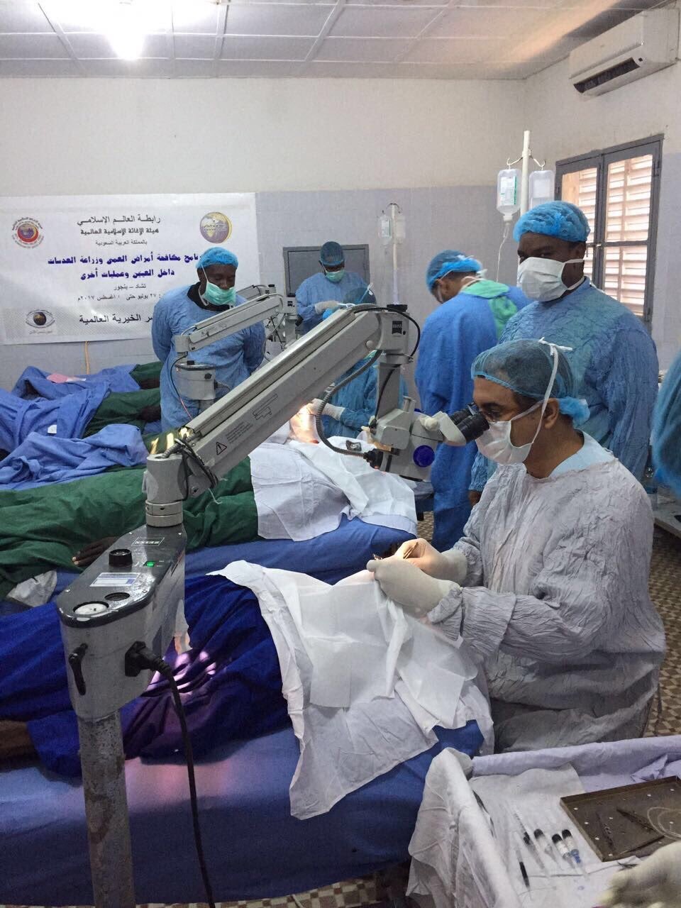 ‏الرابطة تنفذ 500 عملية جراحية لإزالة المياه البيضاء في مخيمها الطبي في مدينة بنجور التشادية، بحضور حاكم الإقليم وعدد من المسؤولين الحكوميين