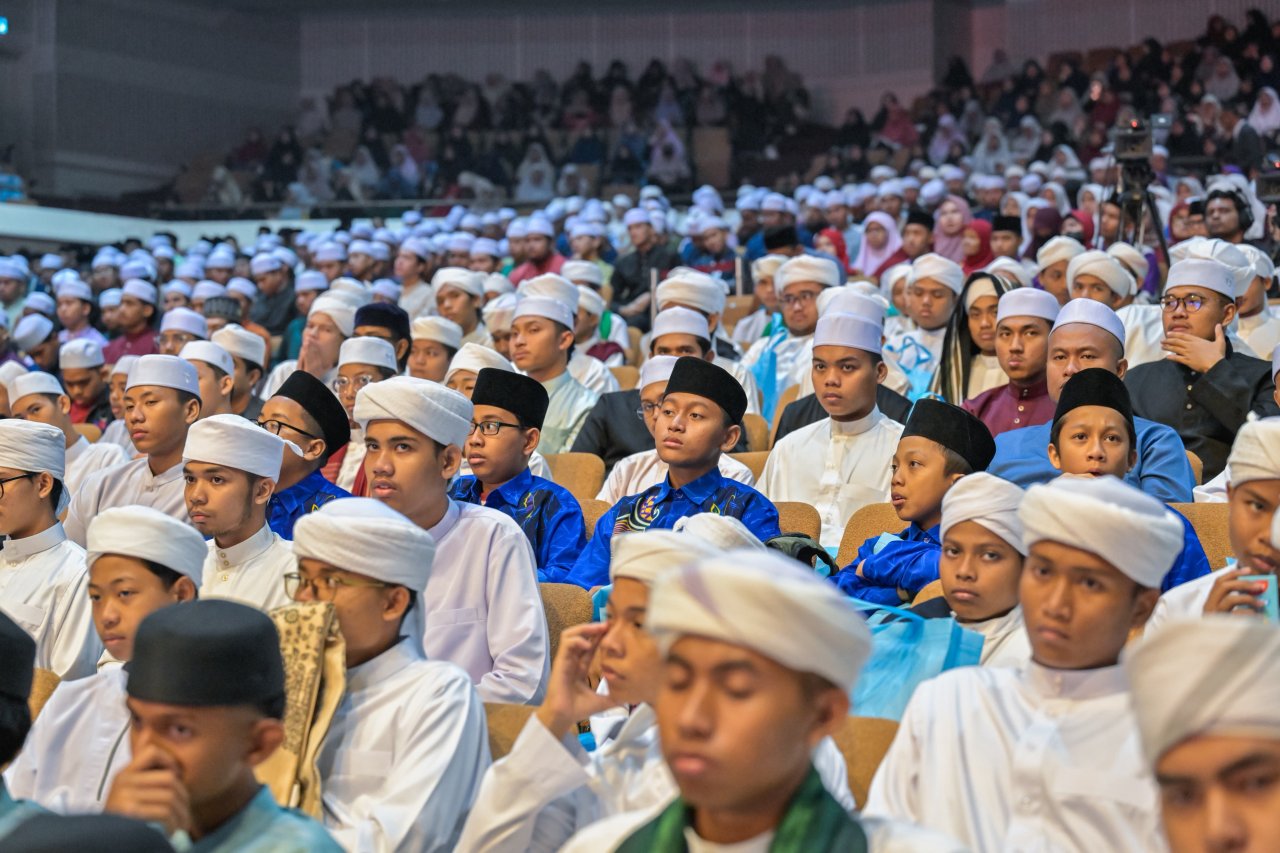 Liga Muslim Dunia menutup forum ini dengan wisuda angkatan pertama dari program &quot;Sertifikasi Pengesahan Ijazah Al-Qur'an&quot;