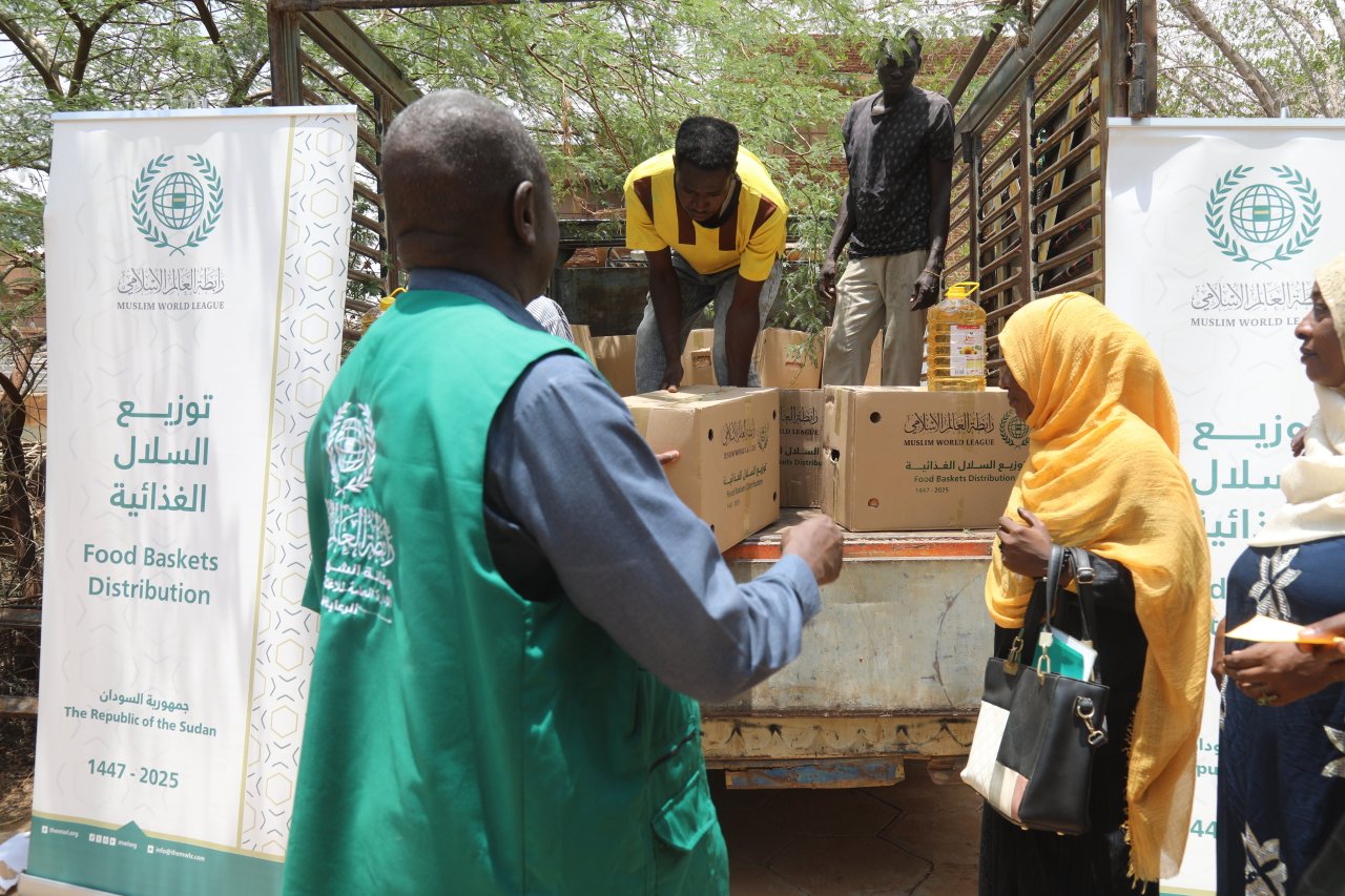 رابطہ سوڈان میں… خدمت اور عطا، جنہیں حالات کی سختیاں روک نہیں سکتیں سوڈان میں رابطہ عالم اسلامی کا دفتر، جنگ سے پیدا ہونے والے تمام تر چیلنجوں کے باوجود، متعلقہ اداروں کے براہ راست تعاون کے ساتھ، اپنے امدادی اور طبی پروگرام بلا تعطل جاری رکھے ہوئے ہے