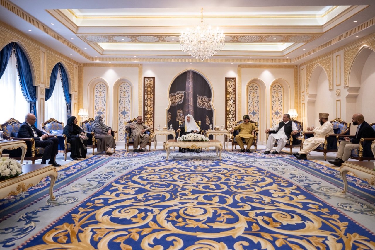 Yang Mulia Sekretaris Jenderal LMD, Ketua Organisasi Ulama Muslim, Syekh Dr. Mohammed Alissa , menerima kunjungan delegasi parlemen tingkat tinggi yang mewakili berbagai partai di Majelis Nasional Pakistan (Parlemen)