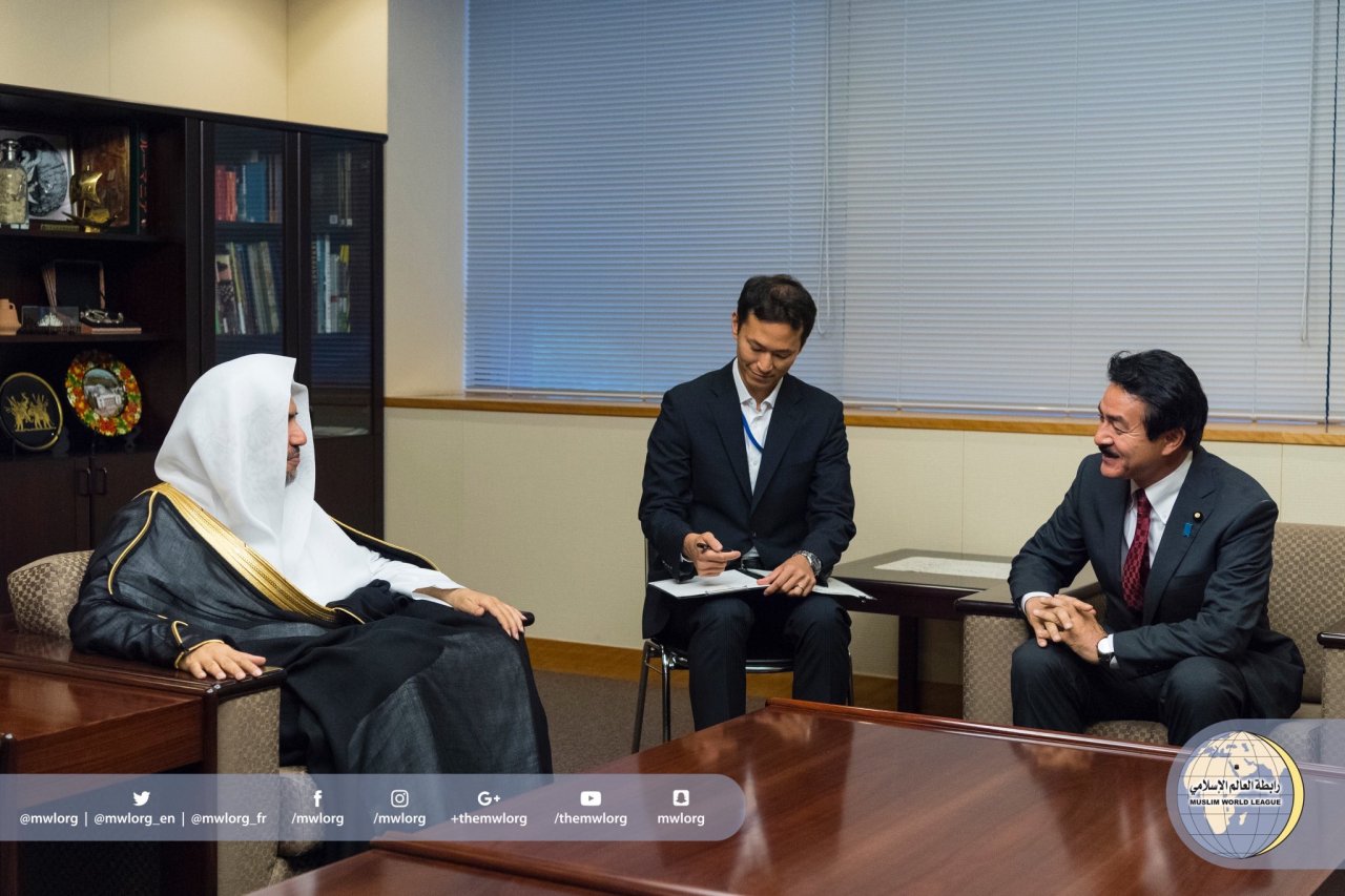 Le SG recevant les salutations du Ministre des Affaires Étrangères japonais en voyage par le Vice Ministre.