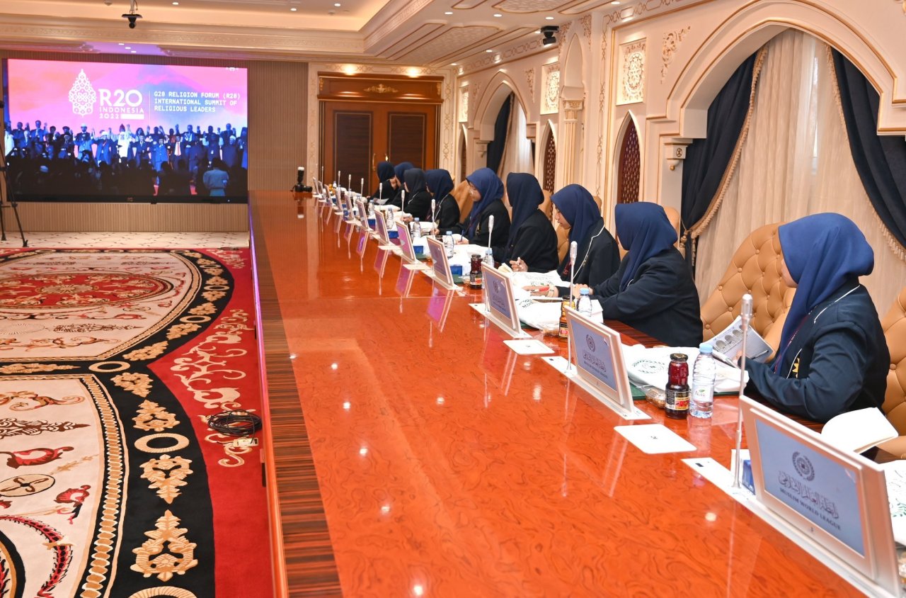 ”نوجوان: حال کے شراکت دار، اور مستقبل کے رہنما“: اپنے اس پیغام سے، جو ہماری اقدار کا ترجمان ہے اور جو تمام جہانوں کے لئے رحمت کا حامل ہے۔  اور اپنی اسلامی تعلیمات پر عمل پیرا ہوتے ہوئے، جن کے بارے میں ہمارے نبیِ مکرم ﷺ نے فرمایا: ”اللہ کے نزدیک سب سے پسندیدہ شخص وہ ہے جو لوگوں کے لئے سب سے زیادہ نفع بخش ہو“۔