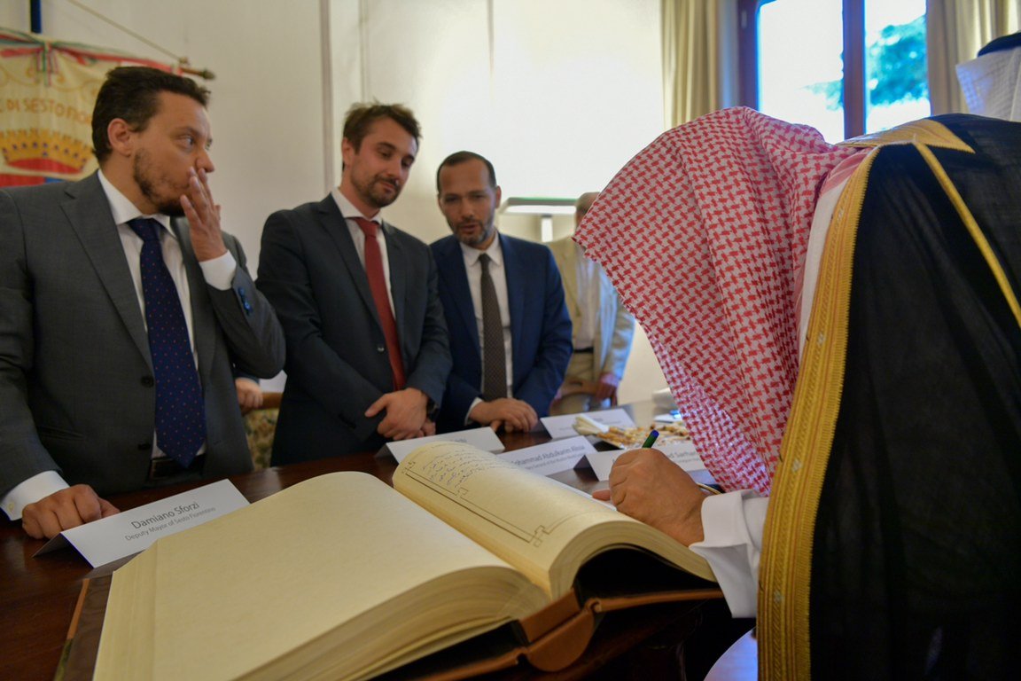 Le SG de la LIM avec le maire d’une commune de Florence visitant un terrain où doit être construit un centre culturel international