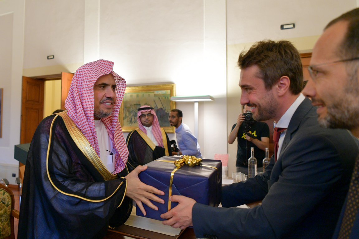 Le SG de la LIM avec le maire d’une commune de Florence visitant un terrain où doit être construit un centre culturel international