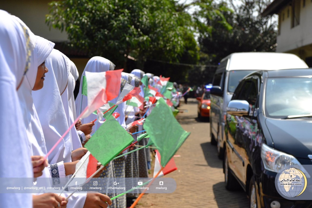 ‏معالي الأمين العام ملتقياً أثناء زيارته لإندونيسيا طلاب مدارس تحفيظ القرآن الكريم حيث رحبوا به وشاركوه فرحة افتتاح عدد من مدارس التحفيظ