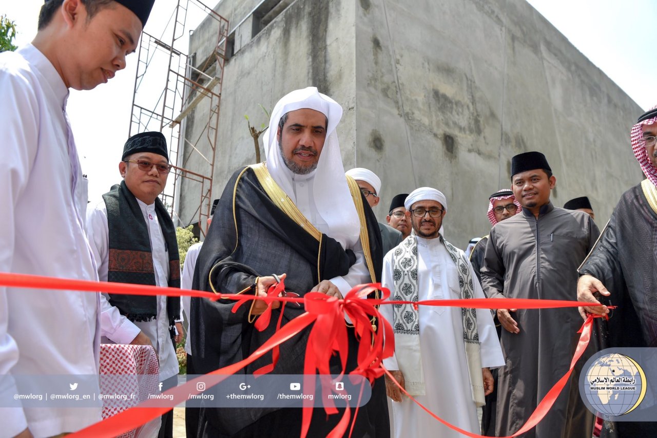 ‏معالي الأمين العام ملتقياً أثناء زيارته لإندونيسيا طلاب مدارس تحفيظ القرآن الكريم حيث رحبوا به وشاركوه فرحة افتتاح عدد من مدارس التحفيظ