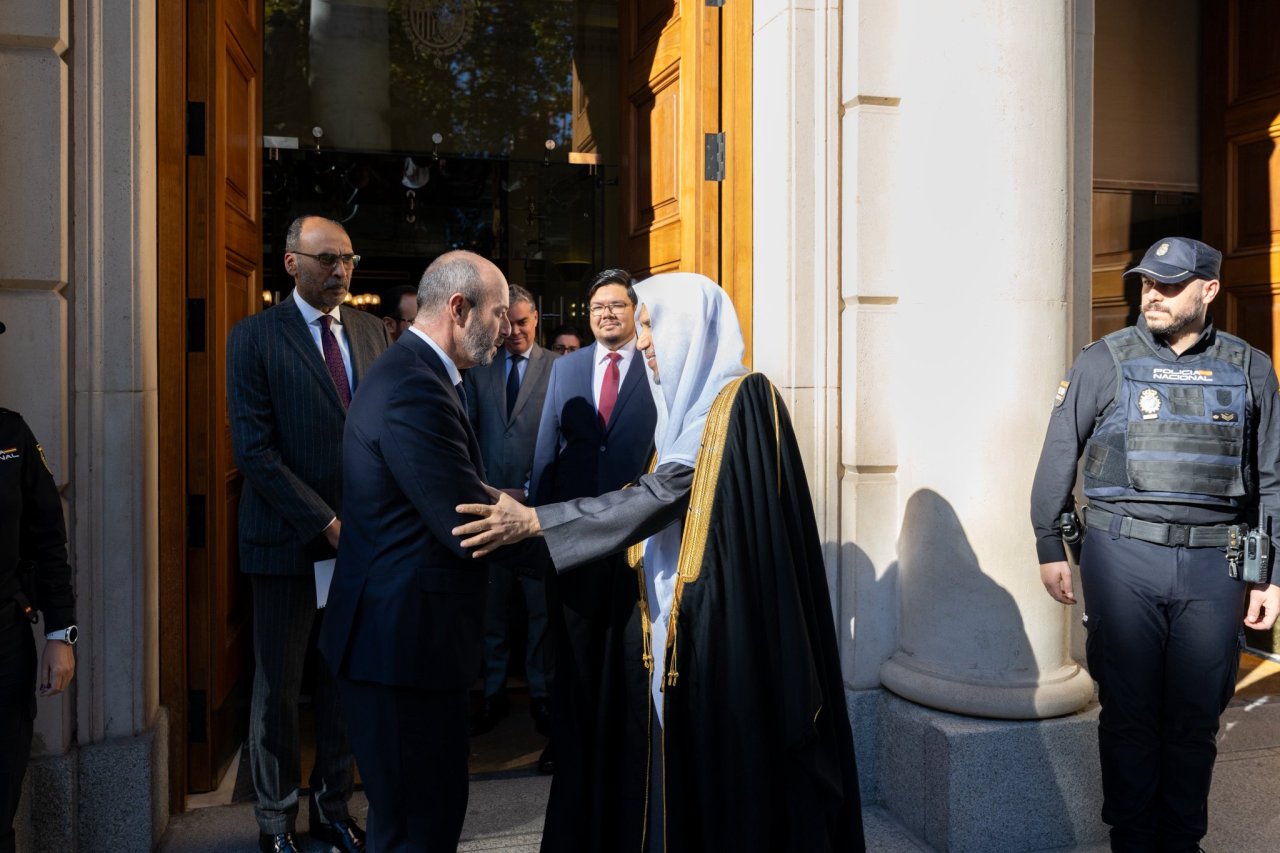 جناب دبیرکل، رئیس انجمن علمای مسلمان، اقاي دکتر شيخ محمد العیسی ، در مقر مجلس سنای اسپانیا در پایتخت «مادرید»، با جناب رئیس آن، آقای پیدرو رویان دیدار کرد