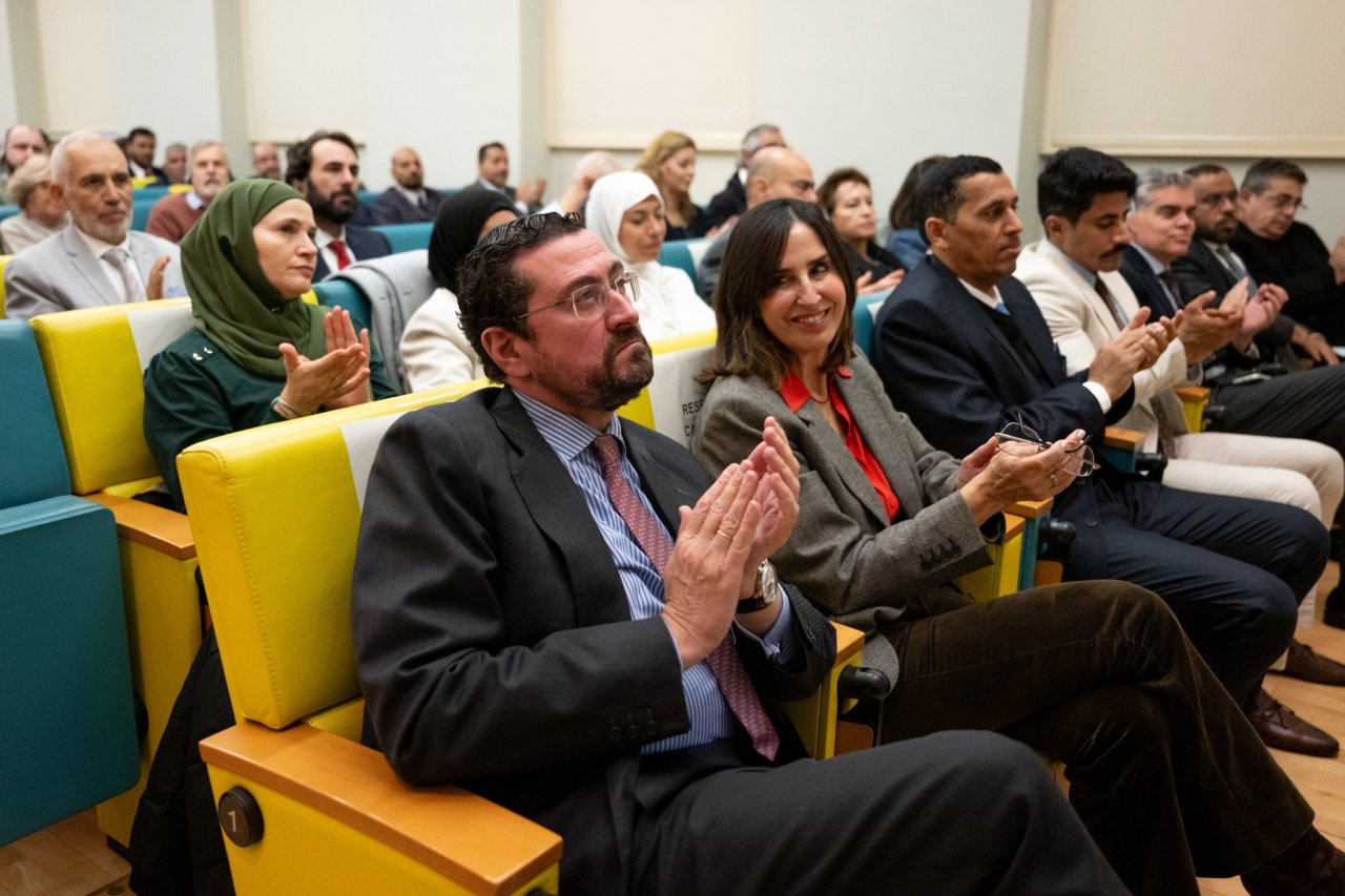 میڈرڈ میں، ہسپانوی وزارتِ خارجہ کے زیرِ انتظام ”بیت العرب“ (جو یورپ کے بڑے تحقیقی مراکز میں سے ایک ہے) نے عزت مآب شیخ ڈاکٹر محمد العیسی کی میزبانی کی