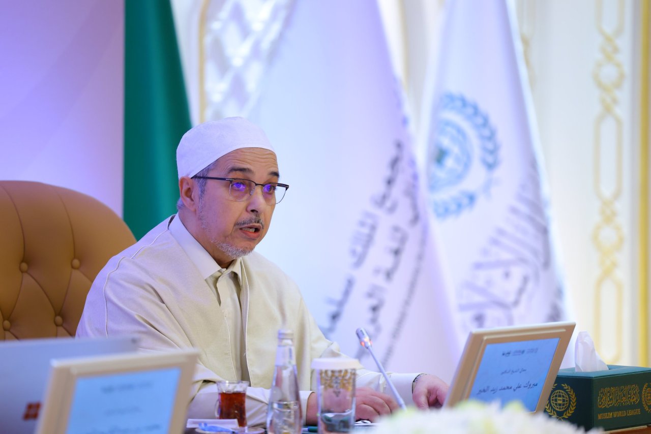 نخستین برنامه‌های جشنواره ویژهٔ روز جهانی زبان عربی که به‌وسیلهٔ مجمعِ جهانیِ  زبان عربي ملک سلمان و سازمانِ همبستگیِ جهان اسلام برگزار شد، در مقرّ سازمان همبستگي در مکه مکرمه و با حضور جمعی از شخصیت‌های برجستهٔ علمیِ عربی و اسلامی، آغاز گردید