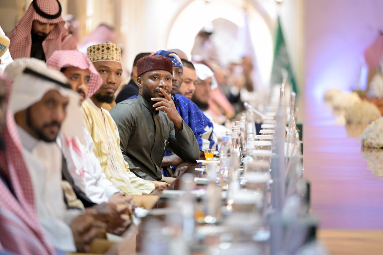 نخستین برنامه‌های جشنواره ویژهٔ روز جهانی زبان عربی که به‌وسیلهٔ مجمعِ جهانیِ  زبان عربي ملک سلمان و سازمانِ همبستگیِ جهان اسلام برگزار شد، در مقرّ سازمان همبستگي در مکه مکرمه و با حضور جمعی از شخصیت‌های برجستهٔ علمیِ عربی و اسلامی، آغاز گردید