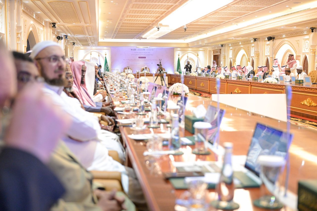 نخستین برنامه‌های جشنواره ویژهٔ روز جهانی زبان عربی که به‌وسیلهٔ مجمعِ جهانیِ  زبان عربي ملک سلمان و سازمانِ همبستگیِ جهان اسلام برگزار شد، در مقرّ سازمان همبستگي در مکه مکرمه و با حضور جمعی از شخصیت‌های برجستهٔ علمیِ عربی و اسلامی، آغاز گردید