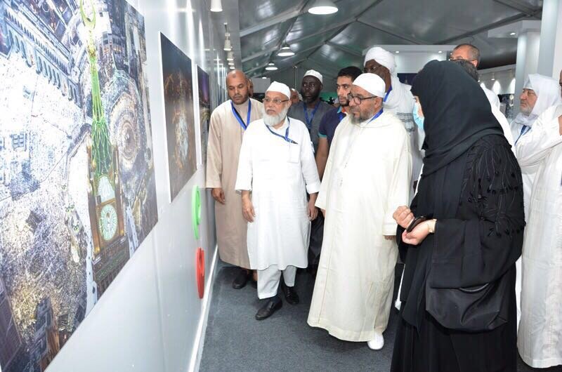 ضيوف رابطة العالم الإسلامي يزورون معرض مسك الخيرية بمنى
