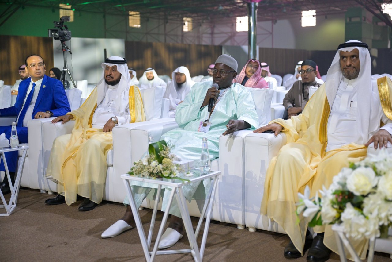 ‏صورٌ من محاضرة وحوار معالي الشيخ د.⁧‫محمد العيسى‬⁩ ‬⁩، ظُهرَ اليوم، في رحاب مكة المكرمة، حولَ: "الوسطيّة السعودية: من المنهج الفقهي إلى الرِّيادة العالميّة"، بدعوةٍ من هيئة الصحفيين السعوديين: