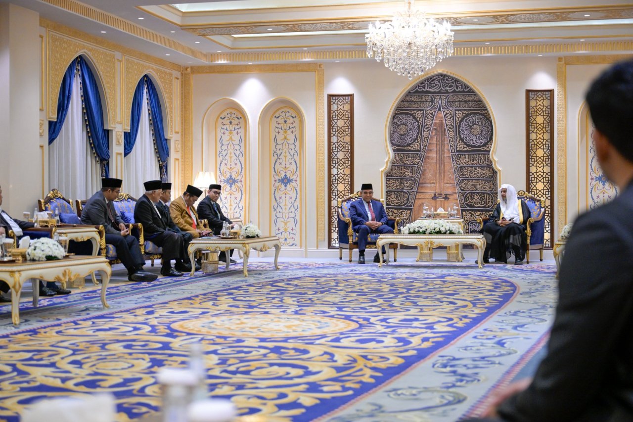 استقبلَ معالي الأمين العام، رئيس هيئة علماء المسلمين، فضيلة الشيخ د.⁧‫محمد العيسى‬⁩ ⁦‪‬⁩، معالي رئيس مجلس الشورى الشعبي الإندونيسي، السيد أحمد موزاني