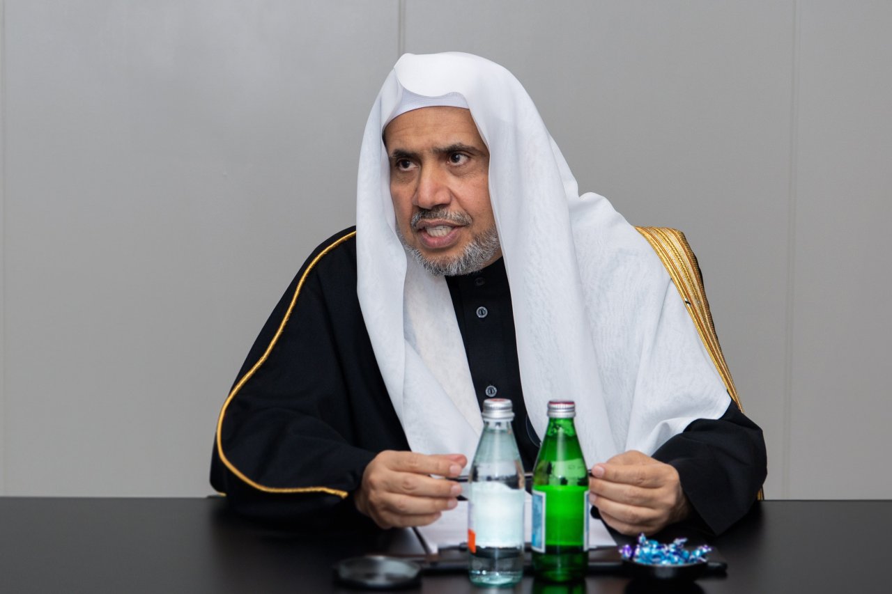 Yang Mulia Sekretaris Jenderal LMD, Ketua Asosiasi Ulama Muslim, Syekh Dr.  Mohammed Al-issa  , menerima Presiden dan Direktur Eksekutif Institut Perdamaian Amerika Serikat, Nyonya Lise Grande, di kediamannya di Washington