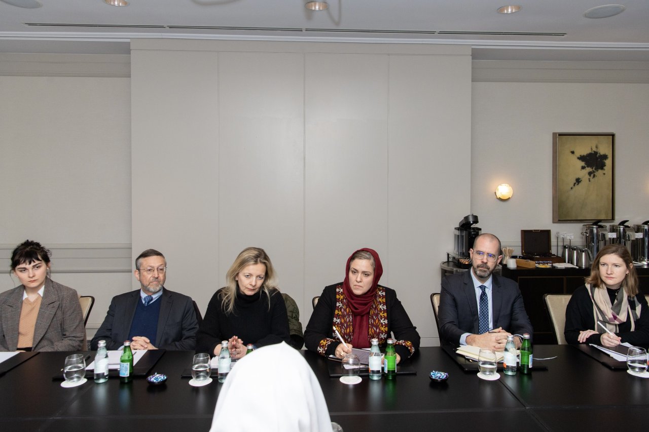 Yang Mulia Sekretaris Jenderal LMD, Ketua Asosiasi Ulama Muslim, Syekh Dr.  Mohammed Al-issa  , menerima Presiden dan Direktur Eksekutif Institut Perdamaian Amerika Serikat, Nyonya Lise Grande, di kediamannya di Washington