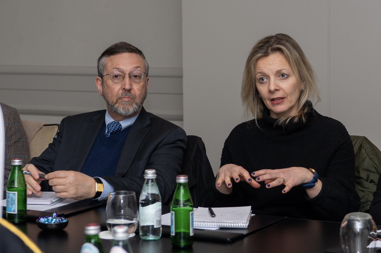 Yang Mulia Sekretaris Jenderal LMD, Ketua Asosiasi Ulama Muslim, Syekh Dr.  Mohammed Al-issa  , menerima Presiden dan Direktur Eksekutif Institut Perdamaian Amerika Serikat, Nyonya Lise Grande, di kediamannya di Washington