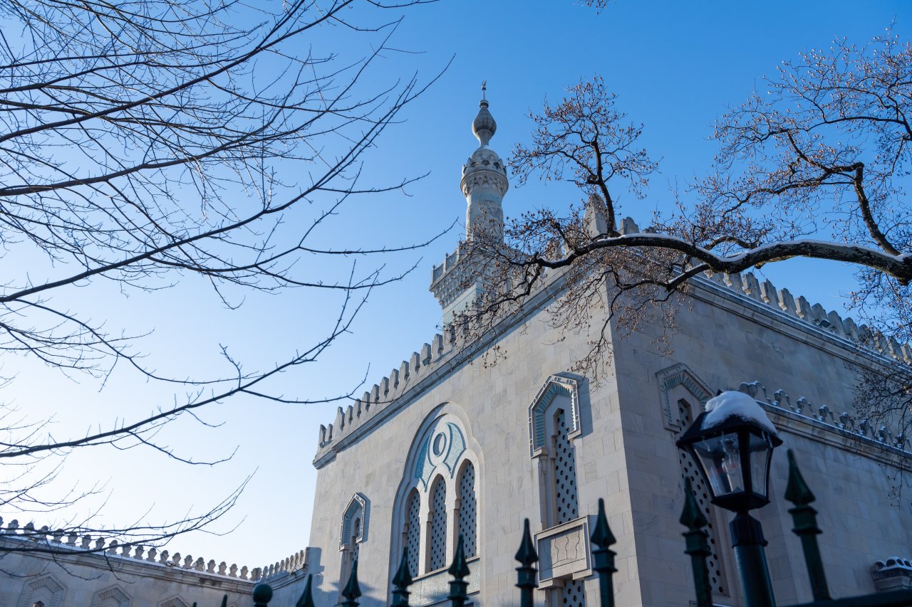 Di Islamic Center di Washington, Yang Mulia Sekretaris Jenderal LMD, Ketua Asosiasi Ulama Muslim, Syekh Dr. Mohammed Al-issa, membuka pertemuan Dewan Pendiri Kepemimpinan Islam di Amerika, baik bagian utara maupun selatan.