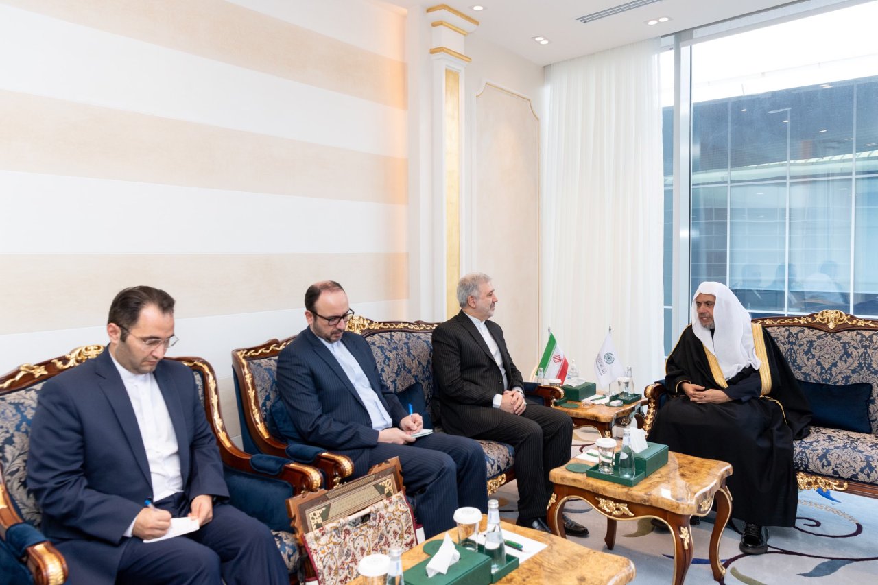 Yang Mulia Sekretaris Jenderal LMD, Ketua Asosiasi Ulama Muslim, Syekh Dr.  Mohammed Al-issa  , bertemu dengan Duta Besar Republik Islam Iran untuk Kerajaan Arab Saudi, Yang Mulia Dr. Alireza Enayati