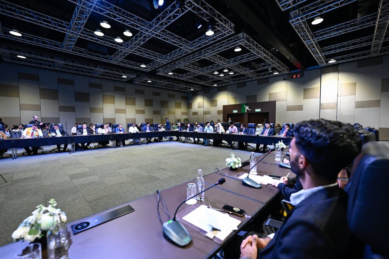 On the sidelines of the Third International Summit of Religious Leaders: In Kuala Lumpur, Malaysia, H.E. Sheikh Dr. Mohammed Al-Issa , Secretary-General of the MWL and Chairman of the OMS, met with young leaders among university students and researchers