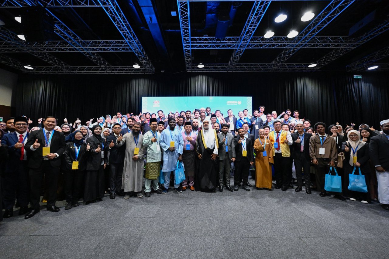 On the sidelines of the Third International Summit of Religious Leaders: In Kuala Lumpur, Malaysia, H.E. Sheikh Dr. Mohammed Al-Issa , Secretary-General of the MWL and Chairman of the OMS, met with young leaders among university students and researchers