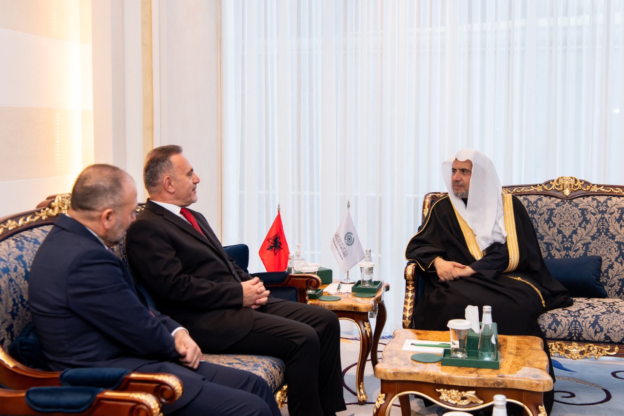 Yang Mulia Sekretaris Jenderal LMD, Ketua Asosiasi Ulama Muslim, Syekh Dr.  Mohamedmd Al-issa  , bertemu dengan Duta Besar Republik Albania untuk Kerajaan Arab Saudi