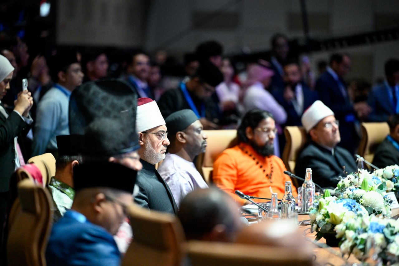 الأمينُ العام لرابطة العالم الإسلامي يشارِك بكلمةٍ افتتاحيةٍ في أعمال "القمّة الدولية الثالثة للقيادات الدينية" بالعاصمة الماليزية "كوالالمبور"
