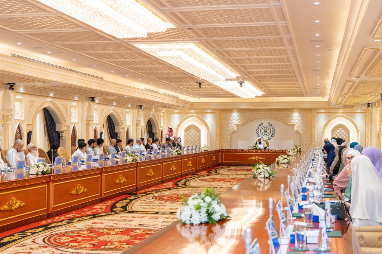 Yang Mulia Sekretaris Jenderal LMD, Ketua Asosiasi Ulama Muslim, Syekh Dr. Mohammed Al-issa, memberikan ceramah kepada delegasi mahasiswa dari minoritas Muslim di universitas-universitas Eropa