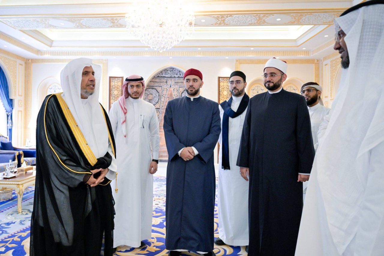 التقى معالي الأمين العام، رئيس هيئة علماء المسلمين؛ فضيلة الشيخ د. ⁧‫محمد العيسى‬⁩‬⁩ ، في مكة المكرمة نخبةً من المُقرئين بالمقرأة التقنية العالمية التابعة لرابطة العالم الإسلامي