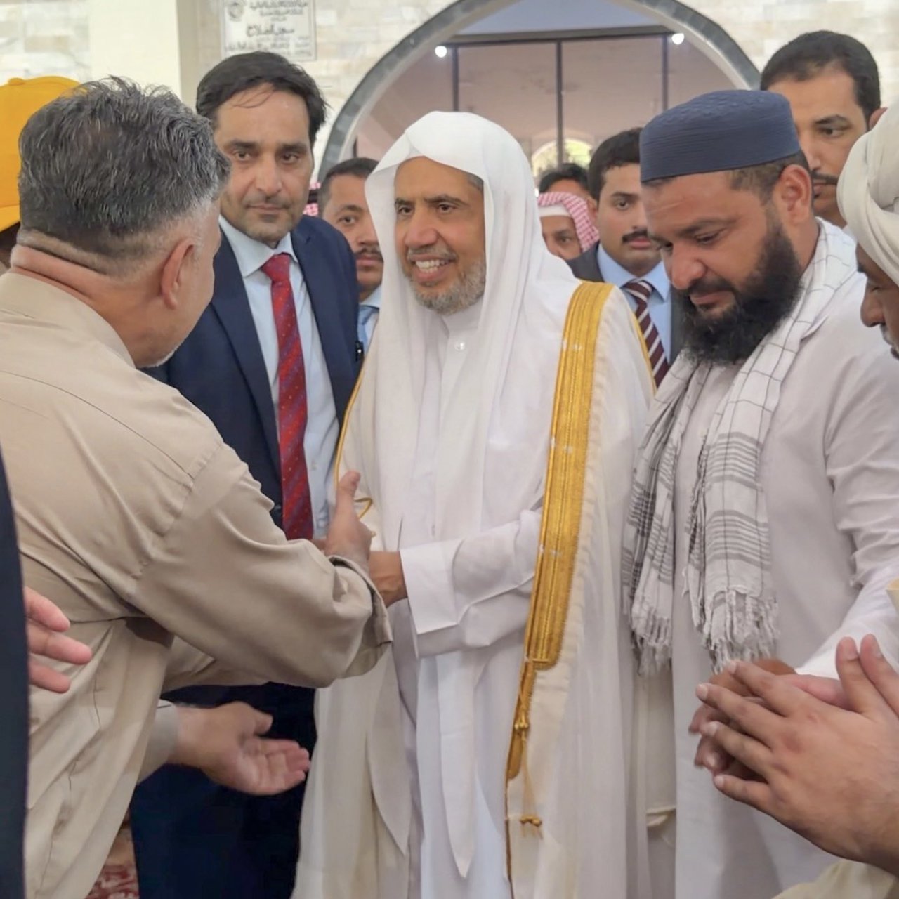 معالي أمين عام رابطة العالم الإسلامي، رئيس هيئة علماء المسلمين، فضيلة الشيخ د.⁧‫ محمد العيسى‬⁩ ‬⁩، يخطُب اليوم في جامع الصّلاح بالعاصمة الباكستانية "إسلام آباد"، ويؤمُّ المُصَلّين