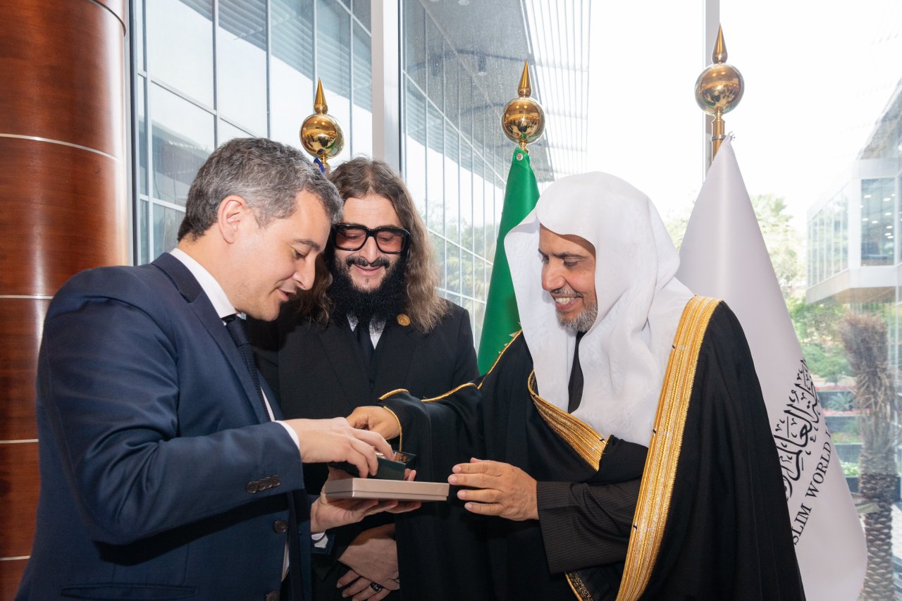 Yang Mulia Sekretaris Jenderal LMD, Ketua Asosiasi Ulama Muslim, Syekh Dr.  Mohammed Alissa , menerima Menteri Dalam Negeri dan Wilayah Luar Negeri Republik Prancis, Tuan Gérald Darmanin, di kantor cabang LMD di Riyadh