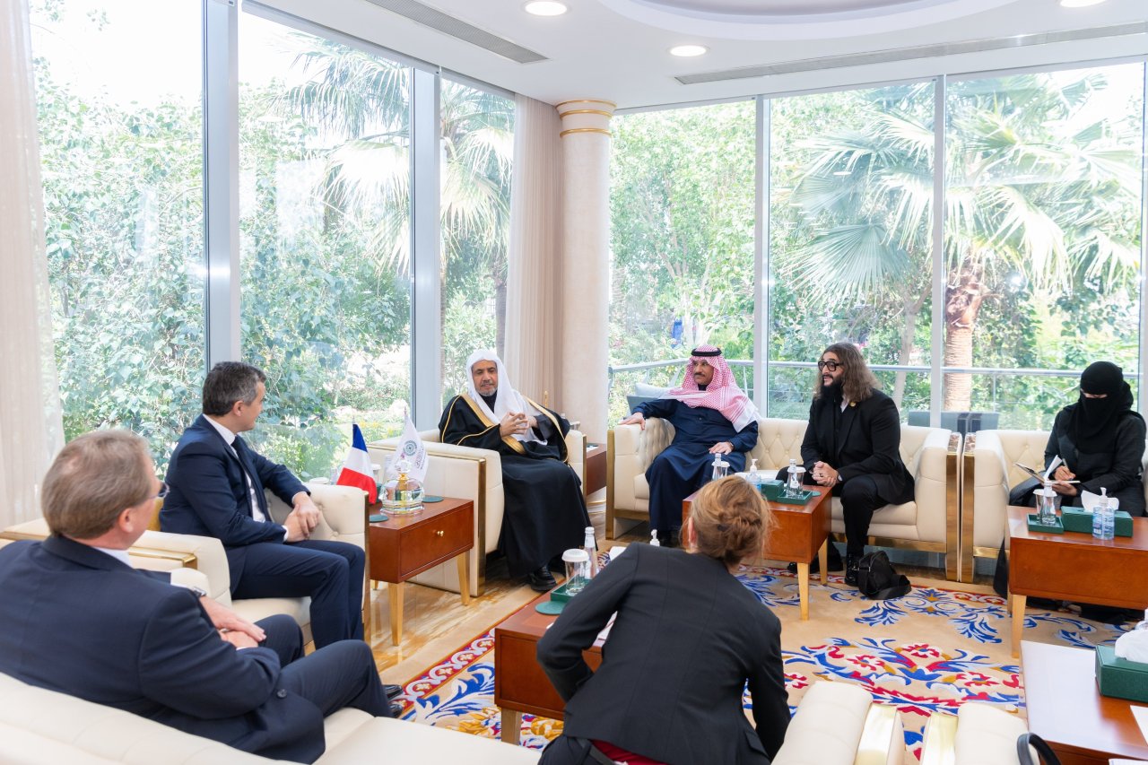 Yang Mulia Sekretaris Jenderal LMD, Ketua Asosiasi Ulama Muslim, Syekh Dr.  Mohammed Alissa , menerima Menteri Dalam Negeri dan Wilayah Luar Negeri Republik Prancis, Tuan Gérald Darmanin, di kantor cabang LMD di Riyadh