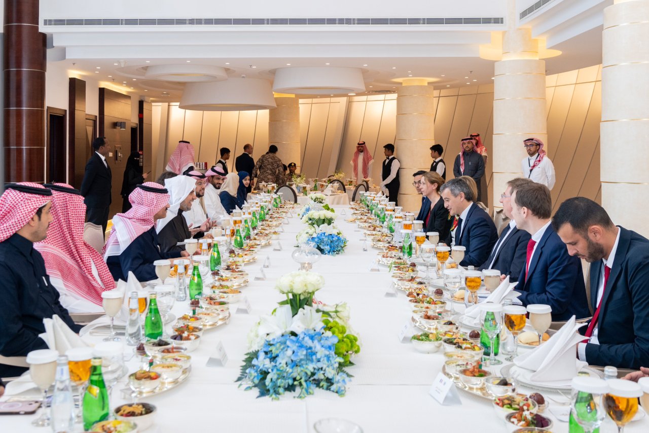 Yang Mulia Sekretaris Jenderal LMD, Ketua Asosiasi Ulama Muslim, Syekh Dr.  Mohammed Alissa , menerima Menteri Dalam Negeri dan Wilayah Luar Negeri Republik Prancis, Tuan Gérald Darmanin, di kantor cabang LMD di Riyadh