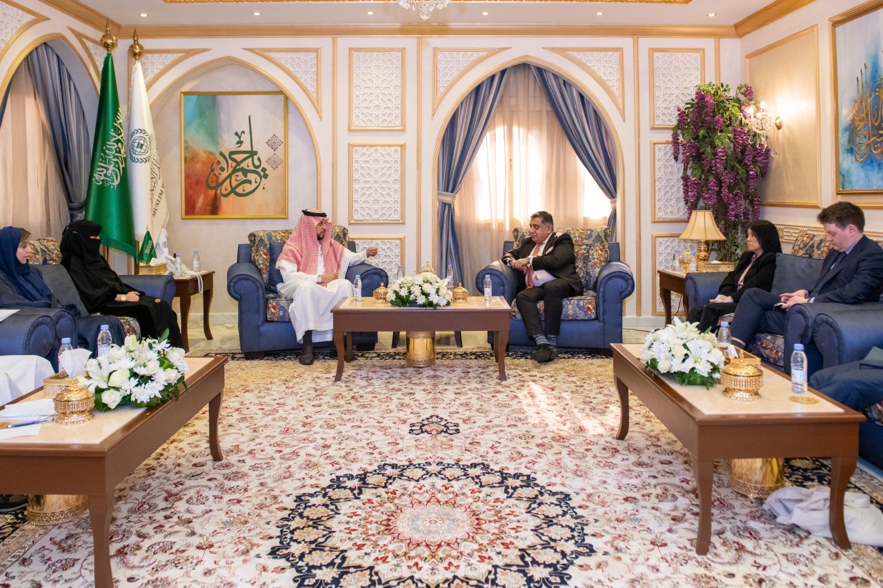 Yang Mulia Asisten Sekretaris Jenderal Komunikasi Korporat, Tuan Abdulwahab Al-Shehri, menyambut delegasi Inggris yang dipimpin oleh Yang Mulia Menteri Negara Inggris untuk Urusan Timur Tengah, Afrika Utara, Asia Selatan, serta Urusan PBB dan Persemakmura