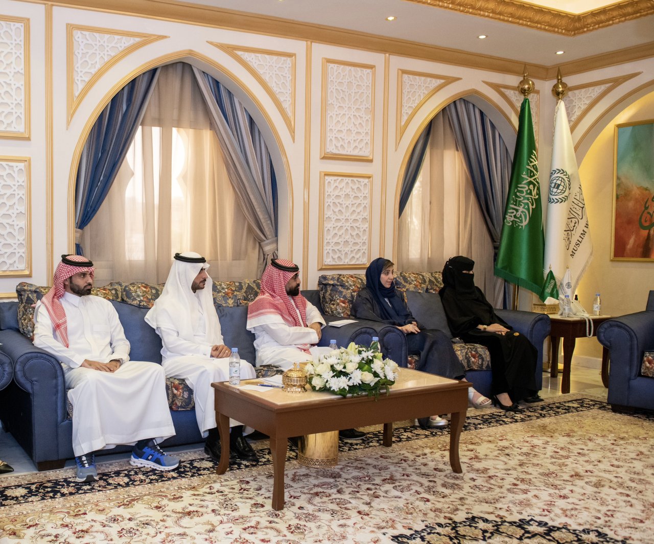 Yang Mulia Asisten Sekretaris Jenderal Komunikasi Korporat, Tuan Abdulwahab Al-Shehri, menyambut delegasi Inggris yang dipimpin oleh Yang Mulia Menteri Negara Inggris untuk Urusan Timur Tengah, Afrika Utara, Asia Selatan, serta Urusan PBB dan Persemakmura