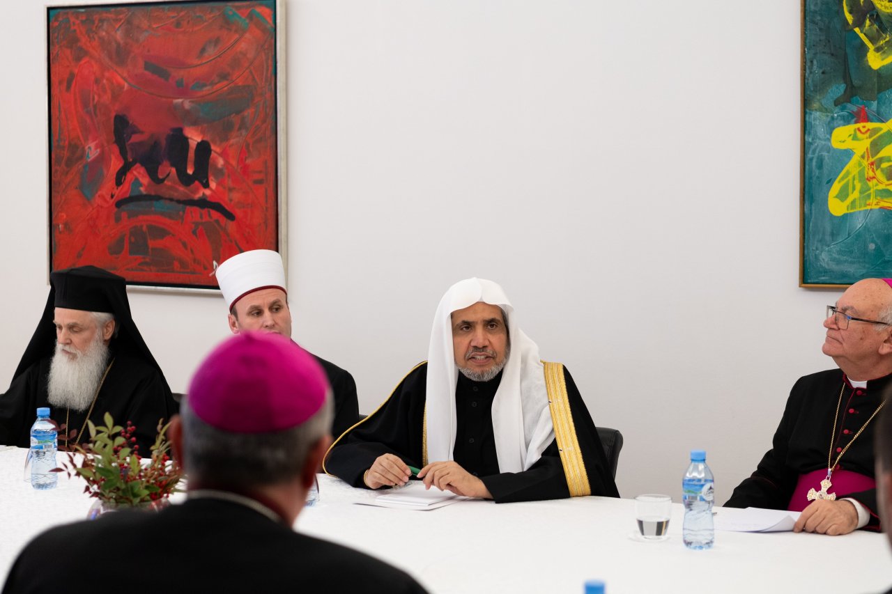 A pesar de su coexistencia ejemplar, por primera vez en la historia de Albania, se reunieron para una cena común: