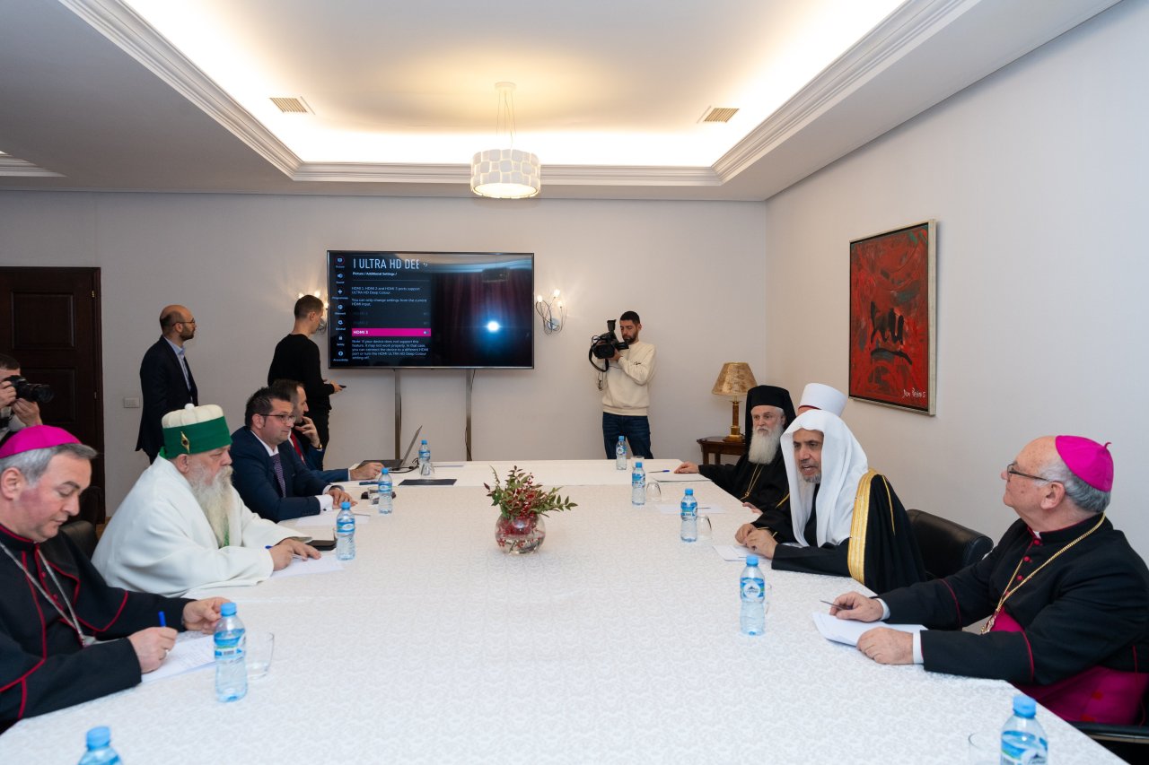 A pesar de su coexistencia ejemplar, por primera vez en la historia de Albania, se reunieron para una cena común: