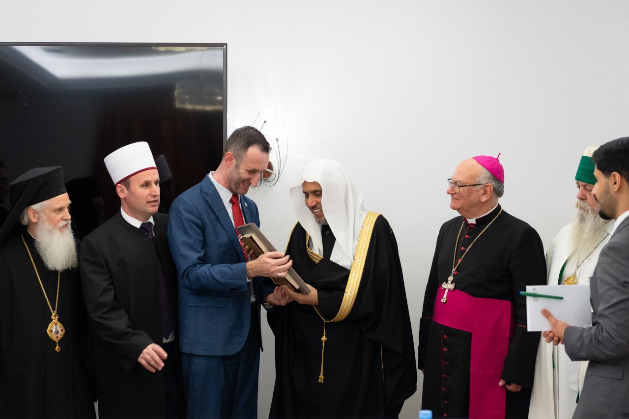 A pesar de su coexistencia ejemplar, por primera vez en la historia de Albania, se reunieron para una cena común: