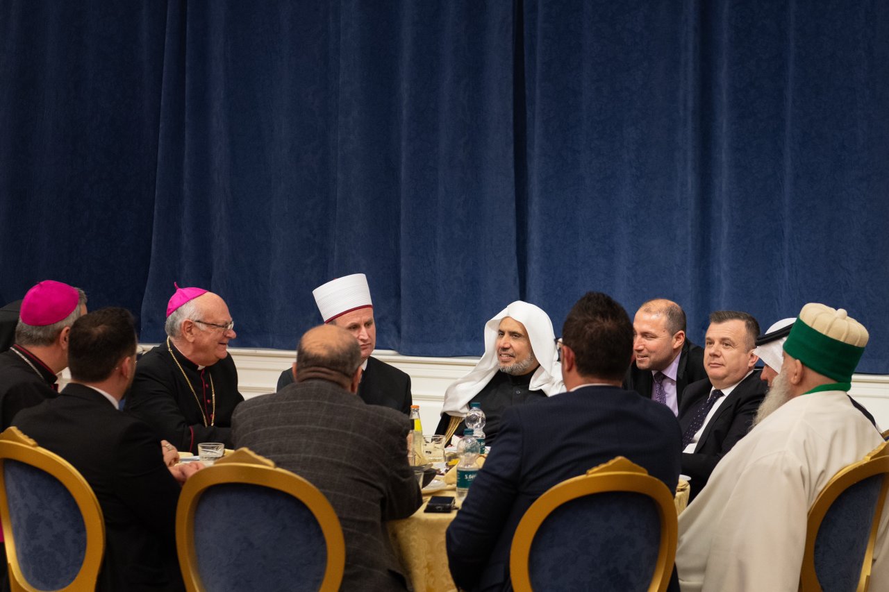 A pesar de su coexistencia ejemplar, por primera vez en la historia de Albania, se reunieron para una cena común: