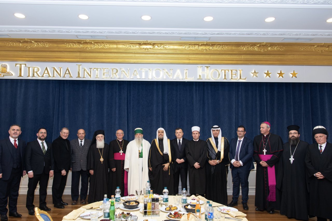 A pesar de su coexistencia ejemplar, por primera vez en la historia de Albania, se reunieron para una cena común: