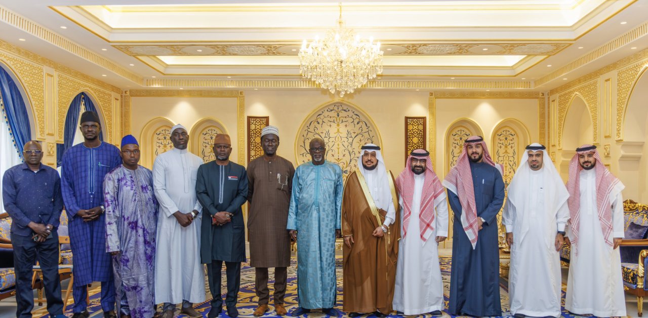 Yang Mulia Wakil Sekretaris Jenderal, Dr. Abdulrahman Al-Zaid, menerima delegasi tingkat tinggi dari Republik Gambia di kantor pusat LMD di Makkah.