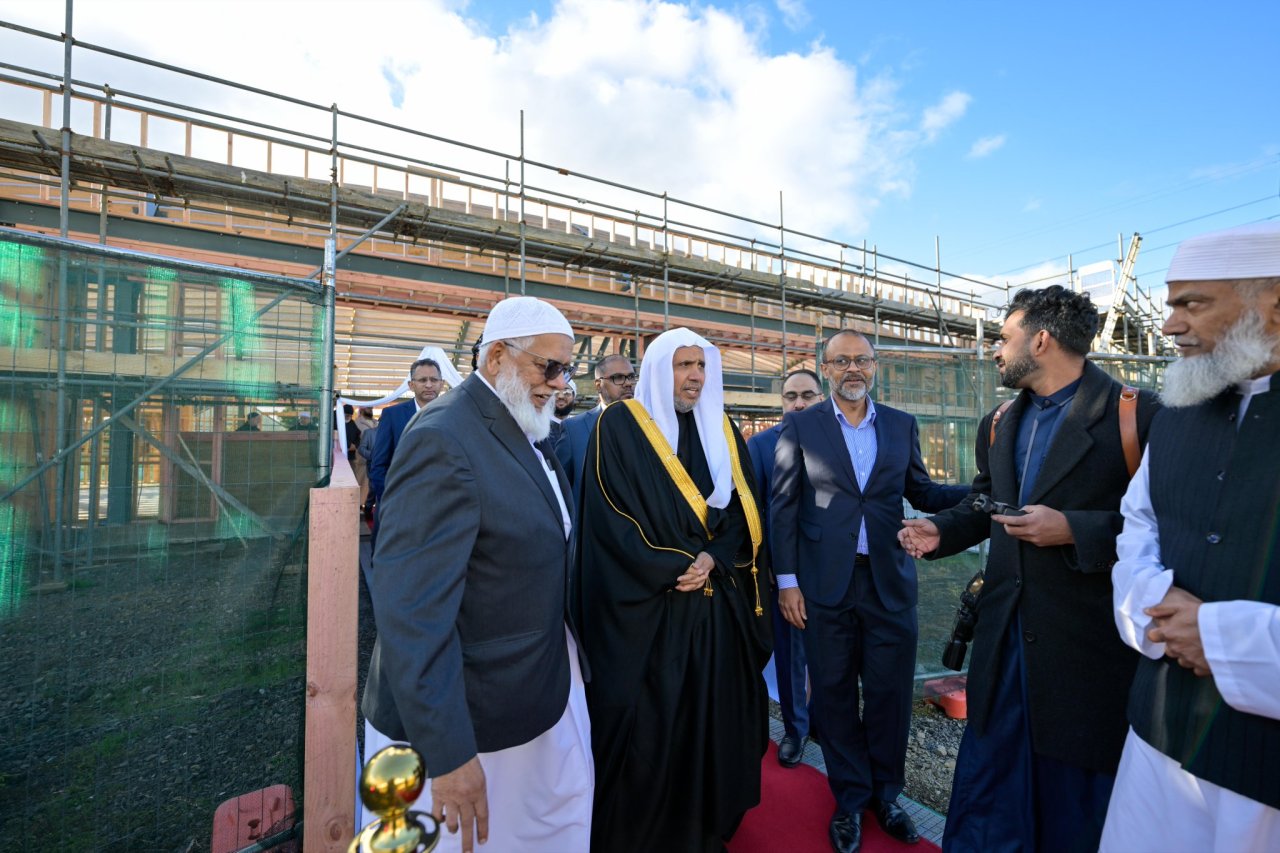Le Secrétaire général, cheikh Mohammed Al-Issa a inspecté la première phase de la construction du Centre islamique d’Auckland. À cette occasion, il a participé à la plantation de « L’olivier de la paix »