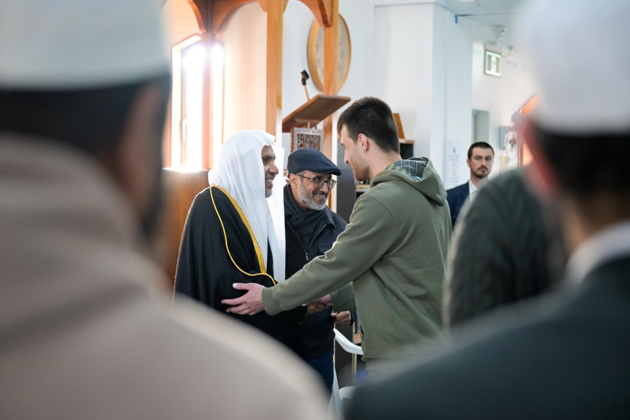 Le Secrétaire général, cheikh Mohammed Al-Issa s’est rendu à la mosquée, où il a de nouveau fait le point sur les besoins de la mosquée et rencontré les survivants de l’attentat terroriste ainsi que les familles des martyrs