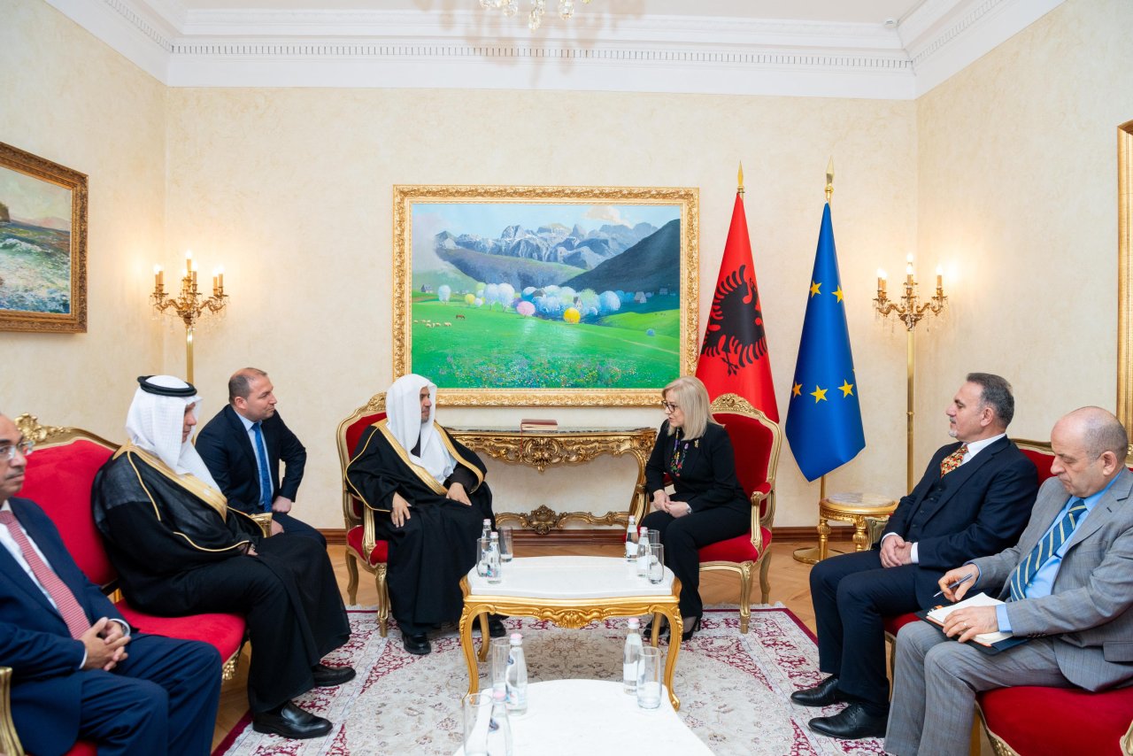 د. العيسى يتقلّد أرفع أوسمة ألبانيا من يد رئيس الجمهورية