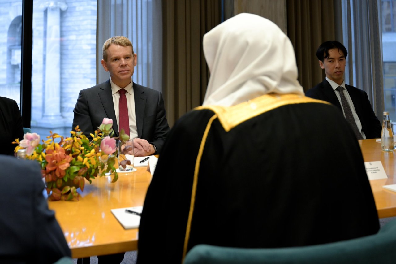 La capitale néo-zélandaise Wellington, le Secrétaire général, cheikh Mohammed Alissa a rencontré l’ancien Premier ministre de Nouvelle-Zélande, président du Parti travailliste et chef de l’opposition au Parlement néo-zélandais, M. Chris Hipkins