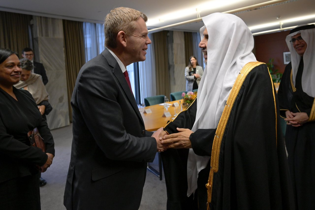 La capitale néo-zélandaise Wellington, le Secrétaire général, cheikh Mohammed Alissa a rencontré l’ancien Premier ministre de Nouvelle-Zélande, président du Parti travailliste et chef de l’opposition au Parlement néo-zélandais, M. Chris Hipkins