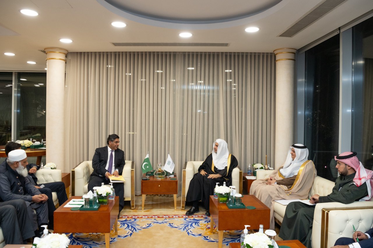 Yang Mulia Sekretaris Jenderal LMD, Ketua Asosiasi Ulama Muslim, Syekh Dr. Mohammed Alissa , bertemu dengan Yang Mulia Menteri Perdagangan, Industri dan Produksi